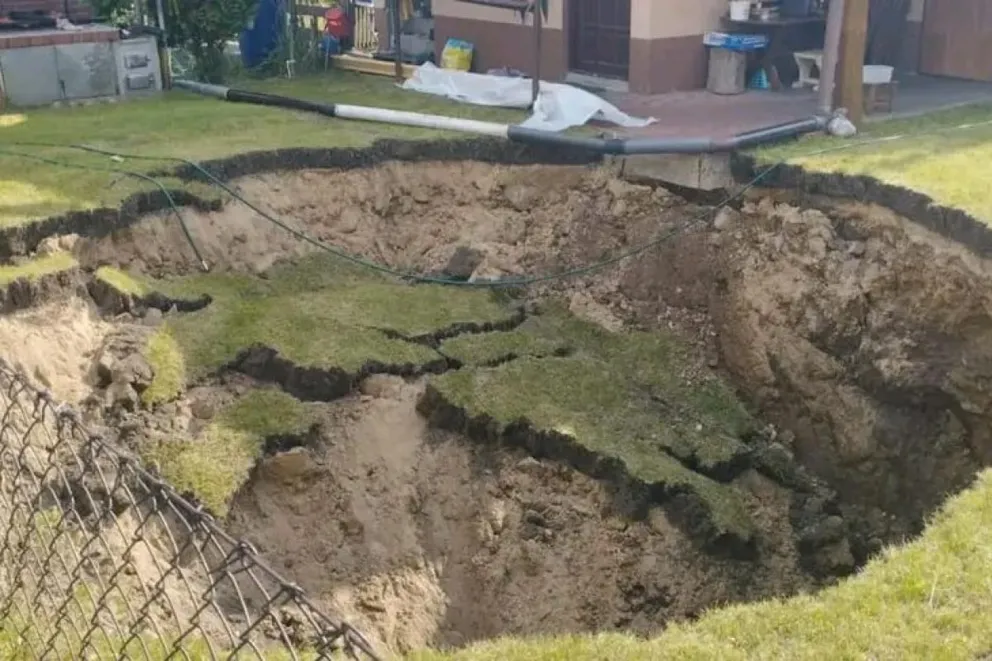 Trzebinia: na terenie ogródków działkowych znów zapadła się ziemia, lej ma ok. 7 m. głębokości