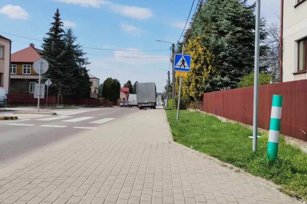 W Dąbrowie Tarnowskiej pojawiły się tabliczki informujące kierowców o jeżach