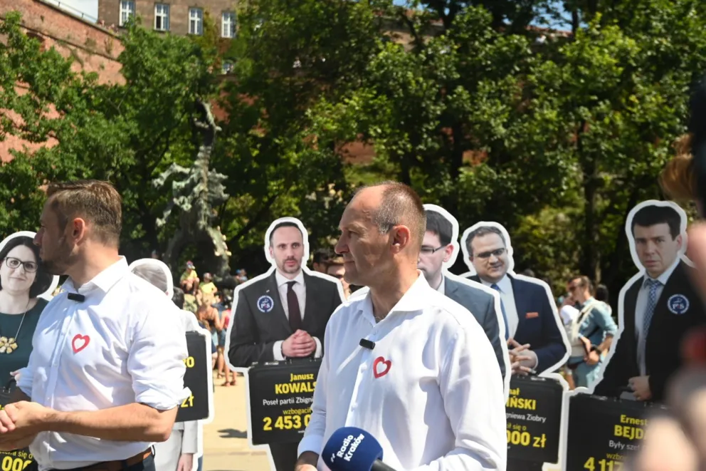 Pod Wawelem stanęła "Aleja Milionerów PiS". ZDJĘCIA