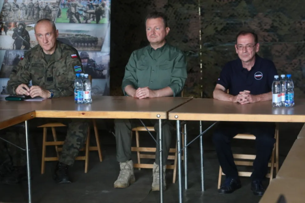 Szef MON na granicy z Białorusią: naród stoi murem za polskim mundurem