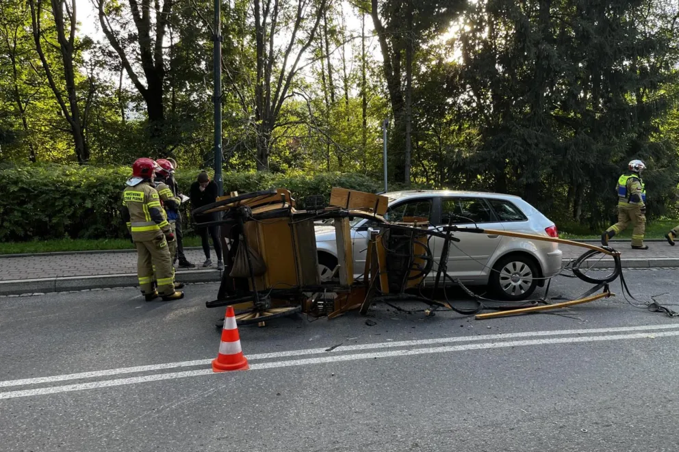 Zderzenie konnego wozu z samochodami w centrum Zakopanego. Trzy osoby trafiły do szpitala 