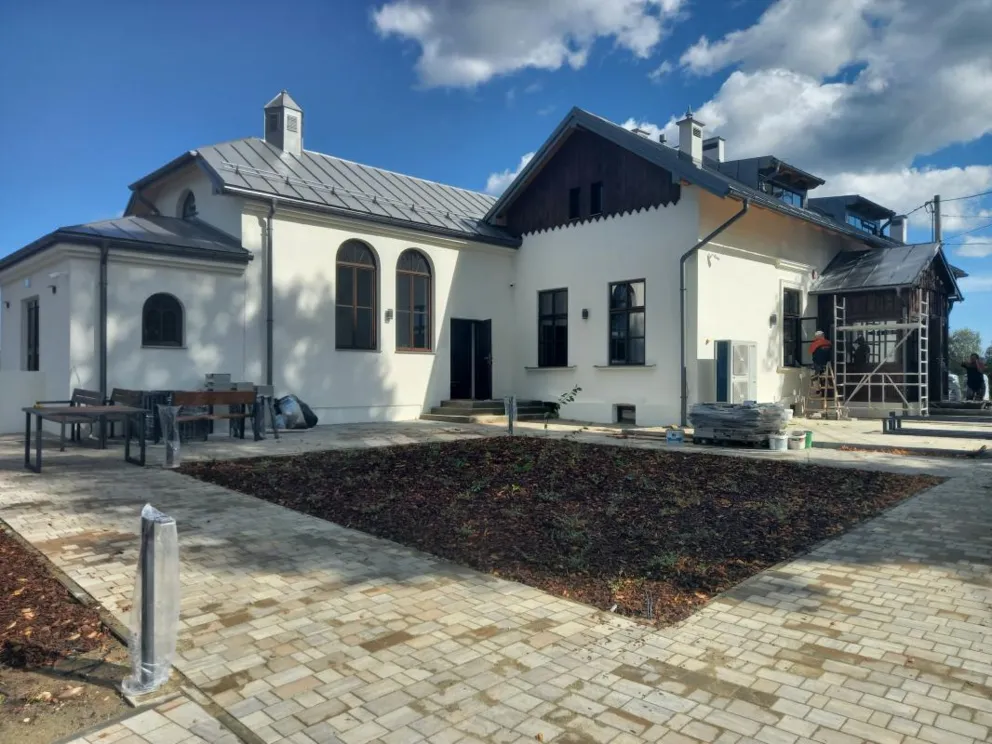 Kończy się odbudowa dawnego dworku i kaplicy w Koszycach Małych pod Tarnowem
