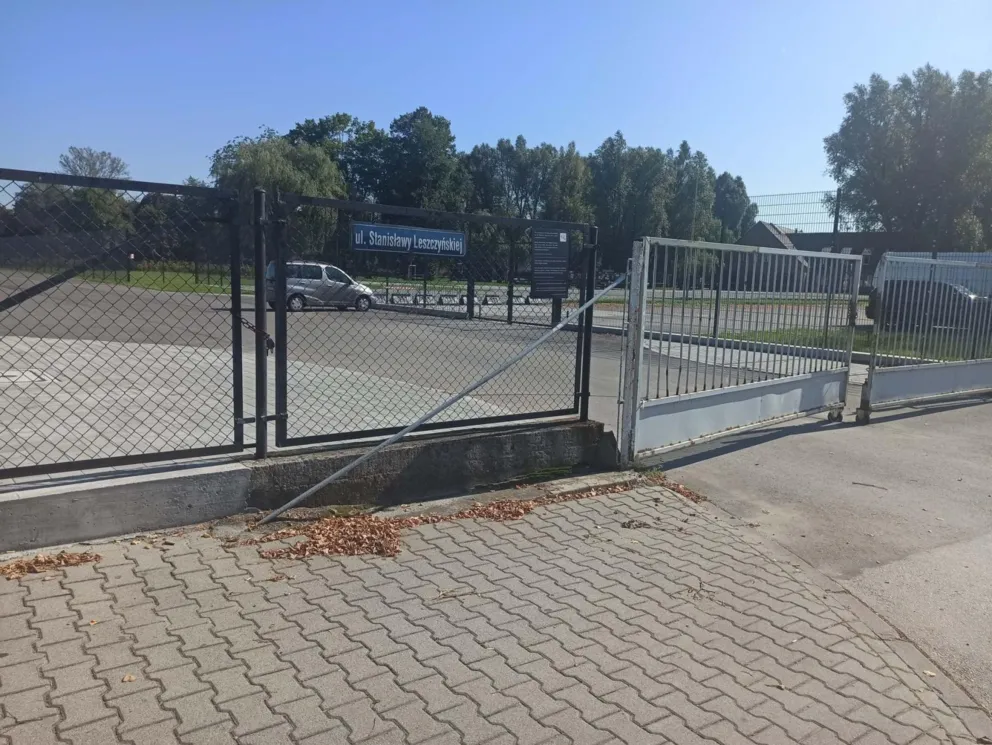 Ulica Stanisławy Leszczyńskiej w Oświęcimiu znajdująca się z jednej strony Muzeum Auschwitz od połowy czerwca jest opustoszała
