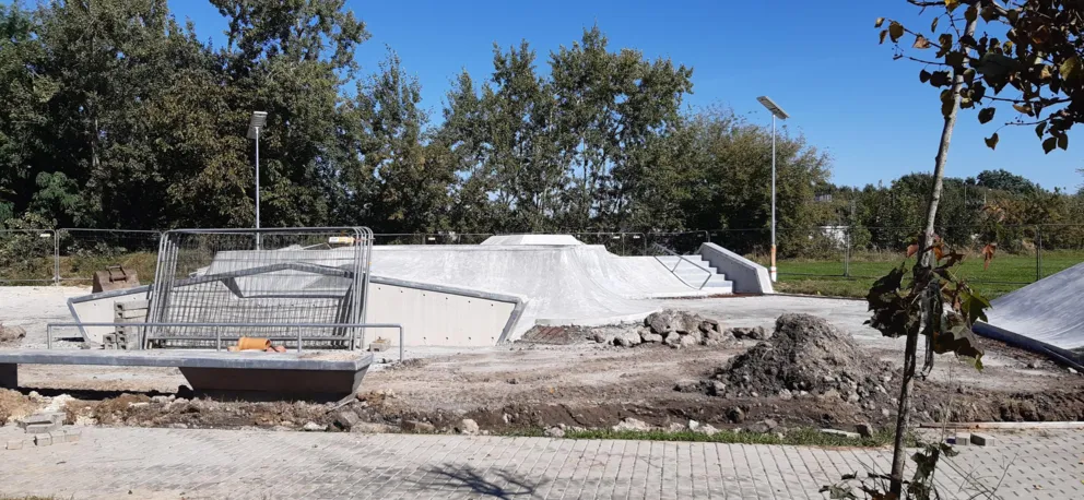 Budowa skateparku w Brzesku powoli dobiega końca