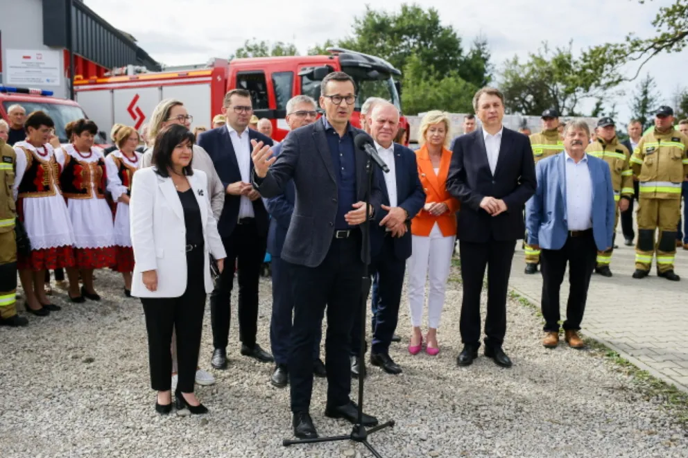 Premier w Wolicy ogłosił przekazanie pieniędzy na drogi w Małopolsce i zachęcał do udziału w "Bitwie na remizy"