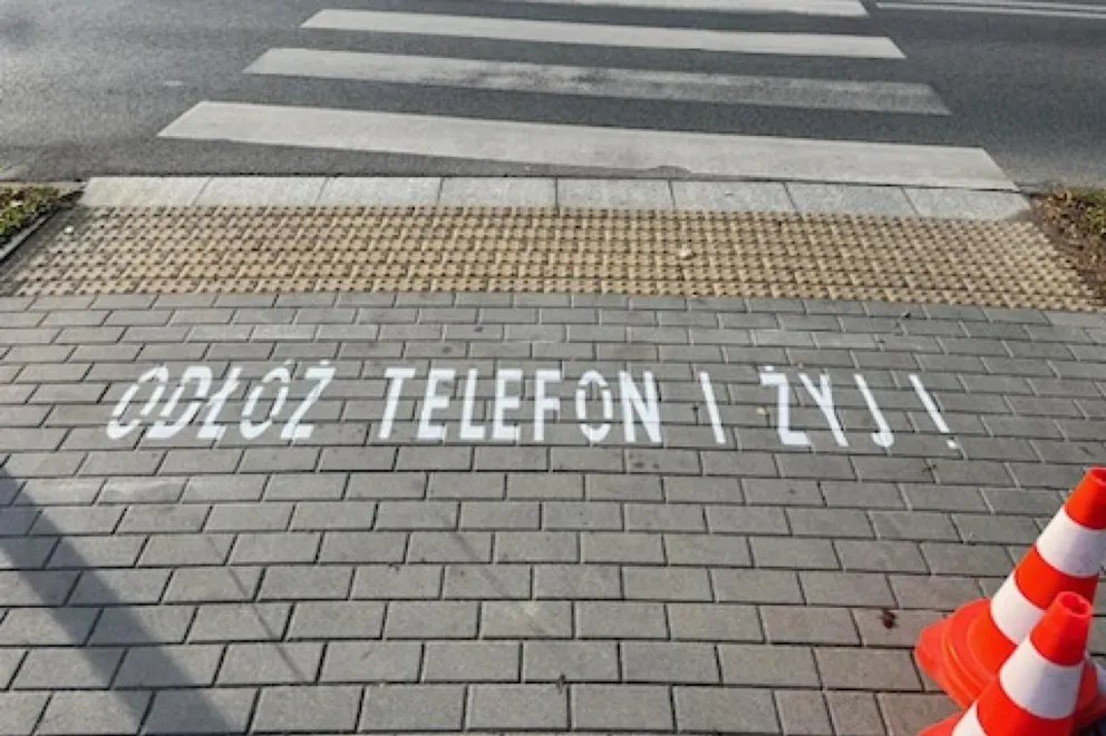 Oświęcim: w 139 miejscach przy pasach pojawi się ostrzeżenie "Odłóż telefon i Żyj!"
