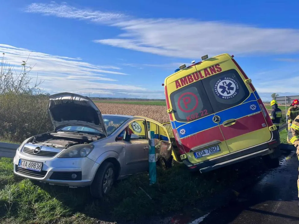 Wypadek karetki pogotowia ratunkowego w Biskupicach Radłowskich niedaleko Tarnowa