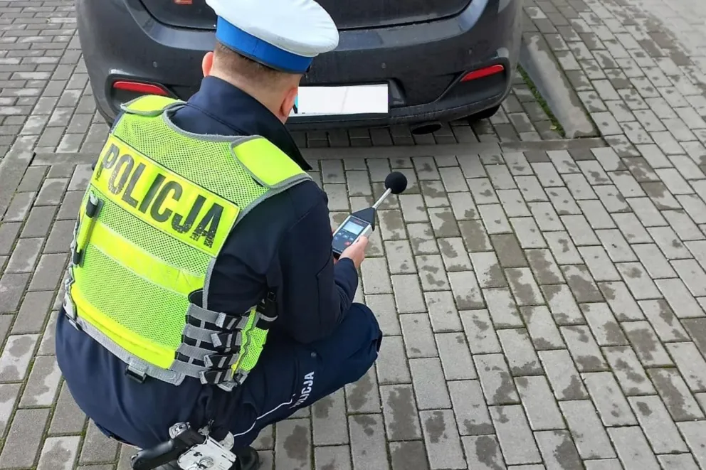 Policjanci z wadowickiej drogówki kontrolują tuningowane samochody
