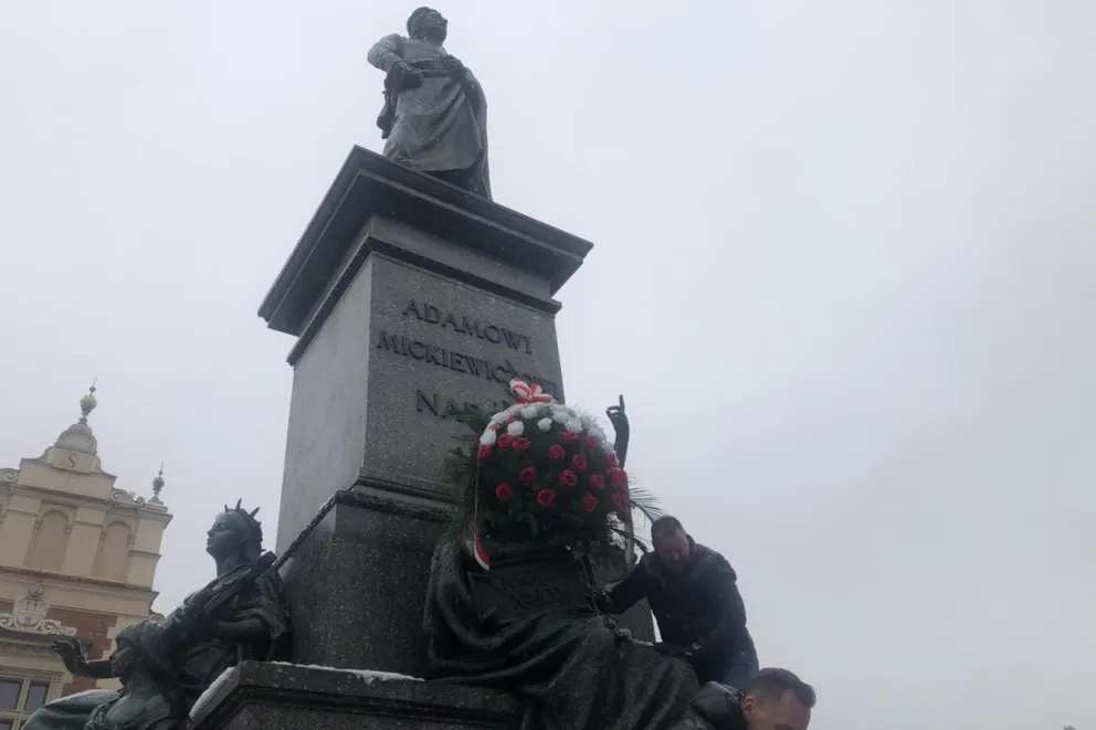 Jak co roku krakowskie kwiaciarki złożyły imieninowe życzenia Adamowi Mickiewiczowi