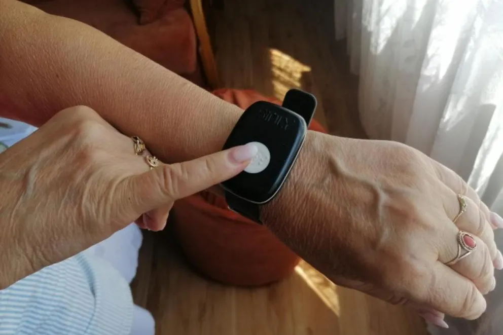 W gminie Trzebinia trwa rozwożenie opasek telemedycznych dla seniorów
