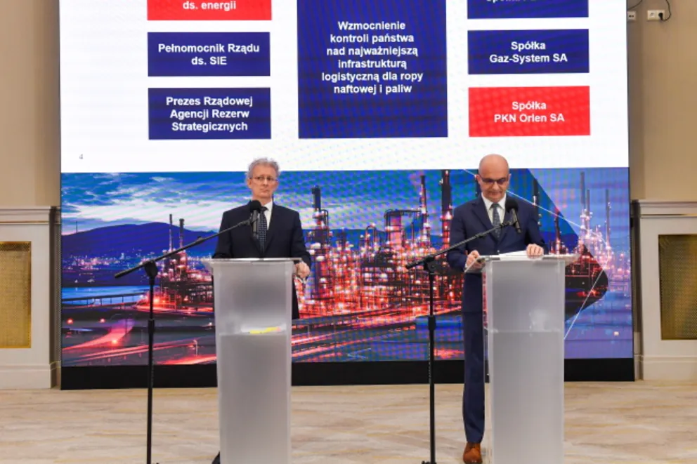 Daniel Obajtek żegna się z PKN Orlen. W tle raport NIK