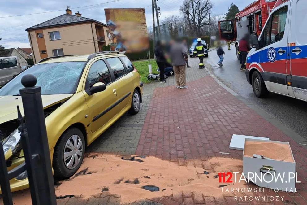 86-letni kierowca wjechał w pieszych na ulicy Jagiellońskiej w Wojniczu.  Trzy osoby ranne