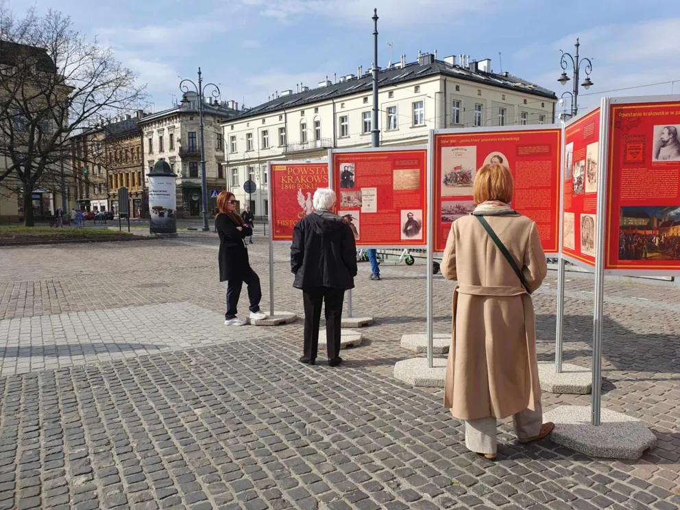 Na Rynku Podgórskim w Krakowie można oglądać wystawę poświęconą powstaniu krakowskiemu