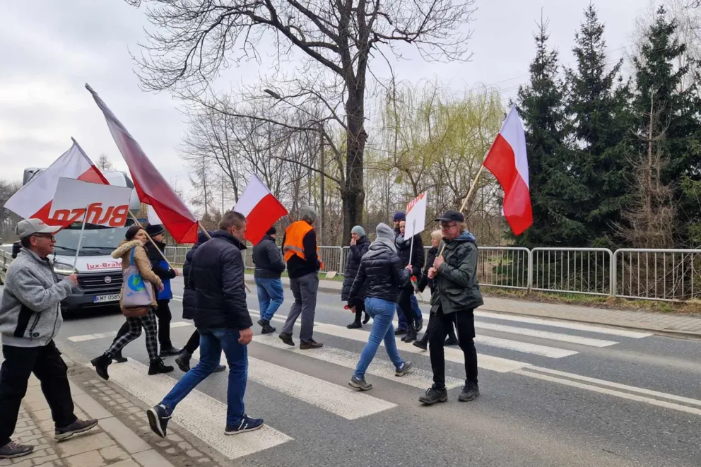 Inwałd: protest w sprawie braku chodników i ronda przy drodze krajowej numer 52 [ZDJĘCIA]