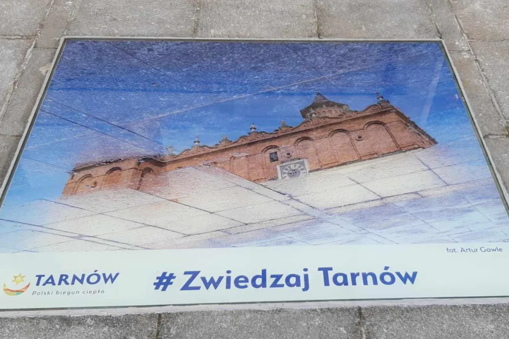 Na tarnowski Rynek wróciło zdjęcie przedstawiające odbicie Ratusza w kałuży