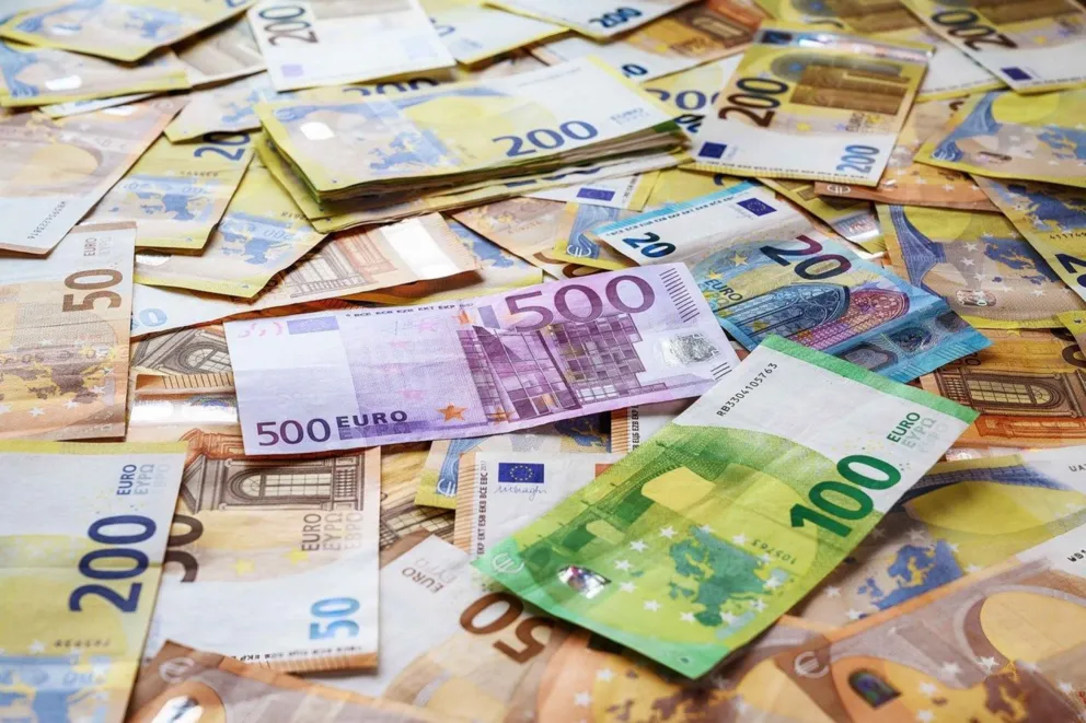 Co dla naszych portfeli oznaczają spadające ceny euro i dolara?
