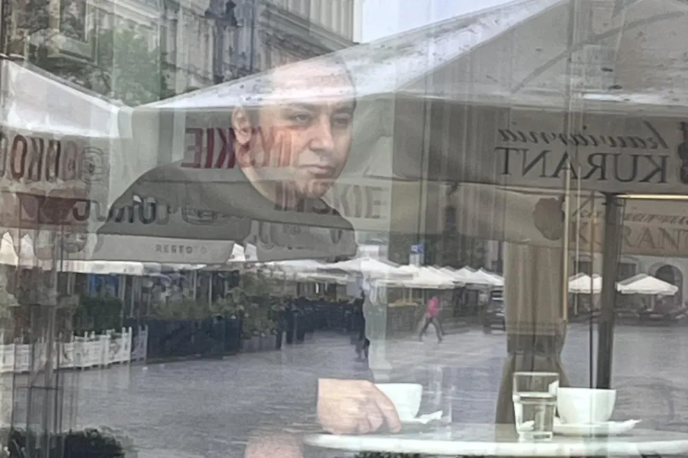 Codziennie o 10.00 obserwuje ludzi przez okno