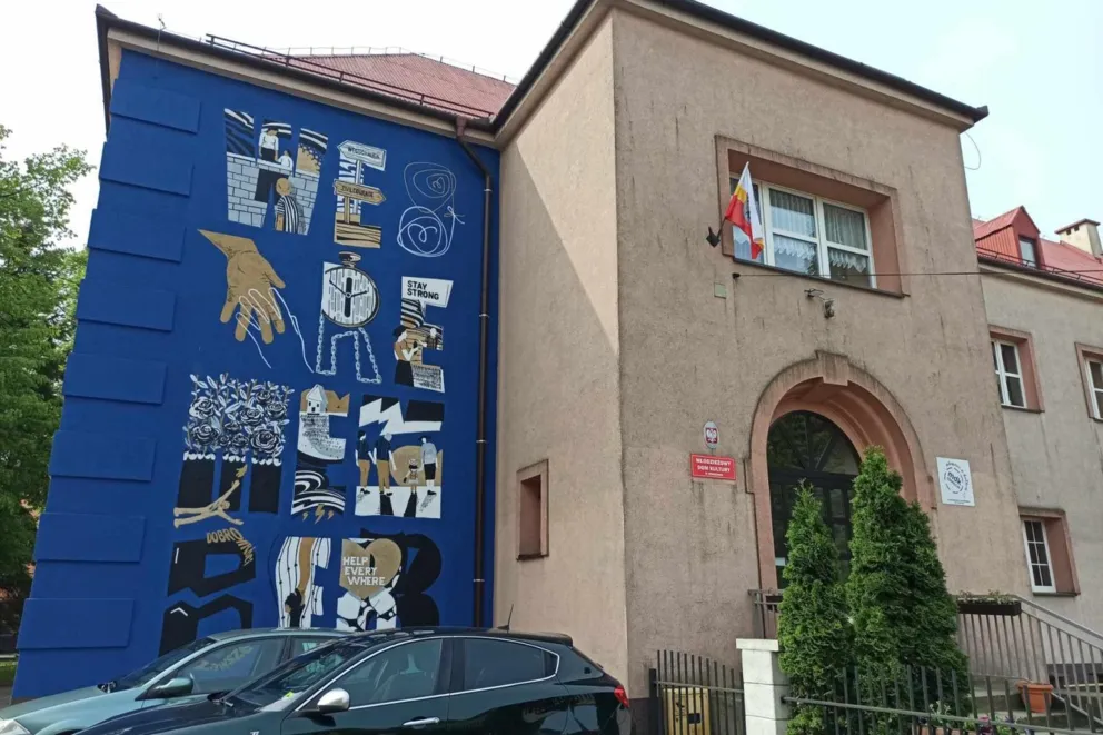 Zegar, dłonie, drut kolczasty, rodzina i rozdroże na wyjątkowym muralu w Oświęcimiu