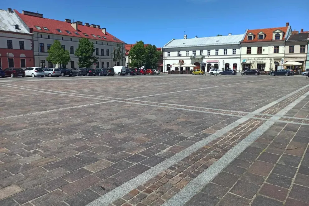 Koniec betonozy w Olkuszu? Na Rynku ma zostać zasadzonych 26 drzew