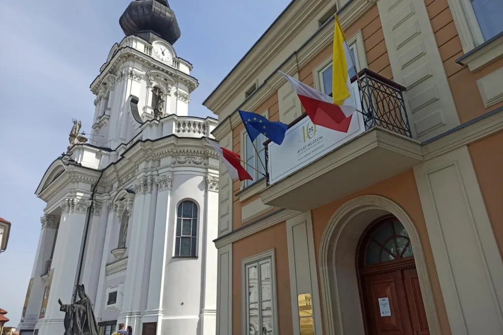 Nowa gra terenowa w Wadowicach. Karol Wojtyła w kręgu przyjaciół i znajomych 