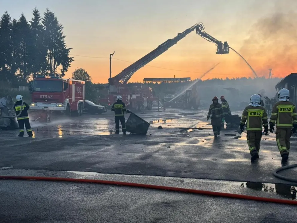 Pożar piekarni w Myślachowicach. Z ogniem walczyło prawie stu strażaków