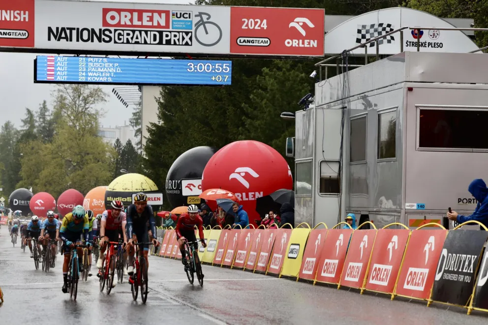 Mathieu Kockelmann wygrywa w deszczu