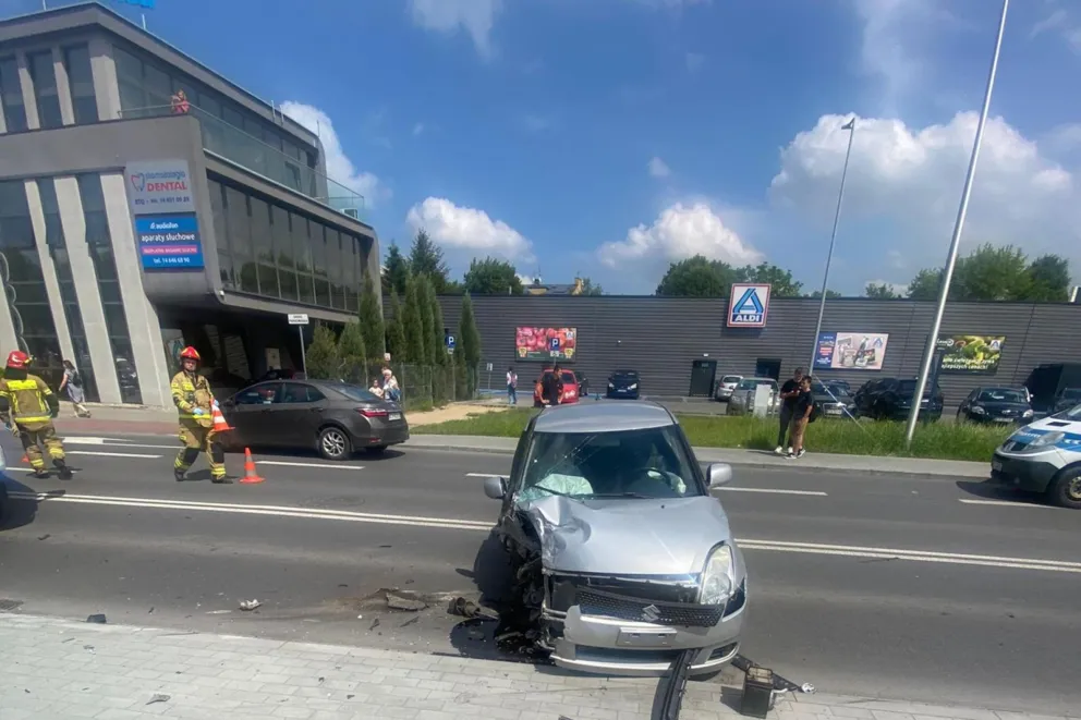 Poważne utrudnienia w centrum Tarnowa po wypadku na ul. Szkotnik