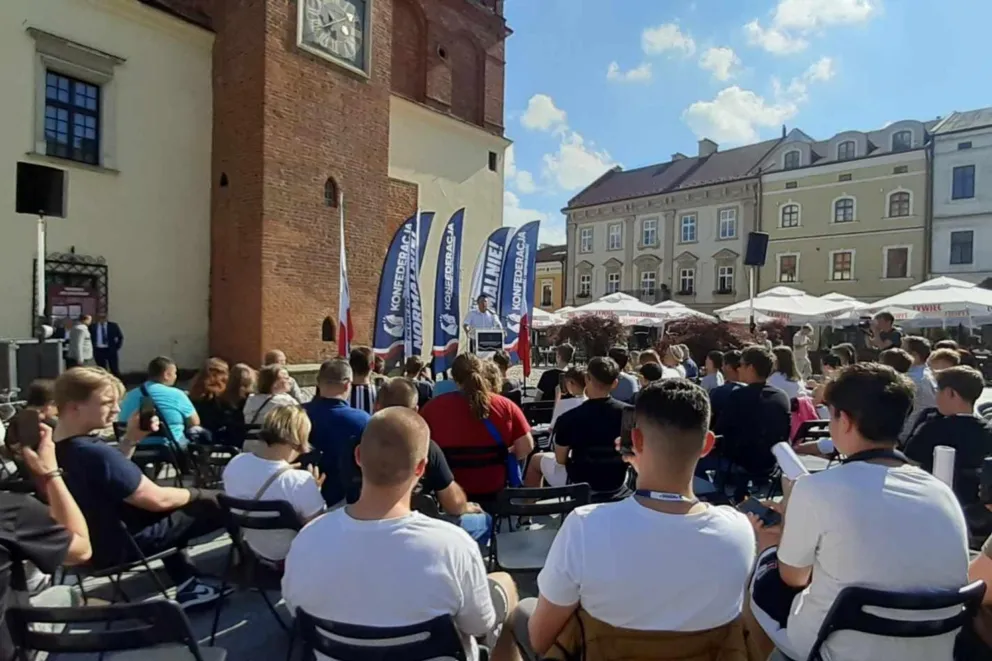 Sławomir Mentzen spotkał się z mieszkańcami Tarnowa. "Teraz Unia Europejska ręcznie steruje naszym życiem"