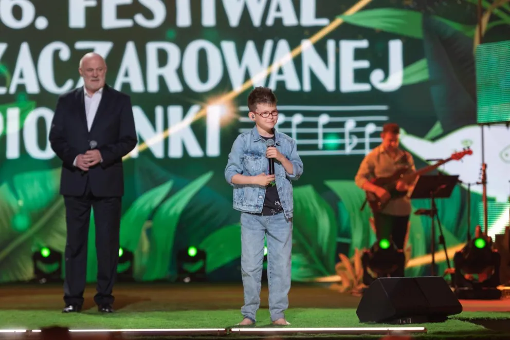 Zachwycił jury swoim głosem podczas Festiwalu Zaczarowanej Piosenki. "Szymon uczy nas innego spojrzenia na świat"