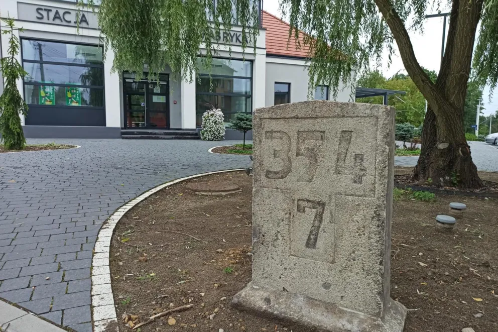 Zabytkowy "kamień kilometrażowy" stanął na dworcu kolejowym w Chełmku-Fabryce