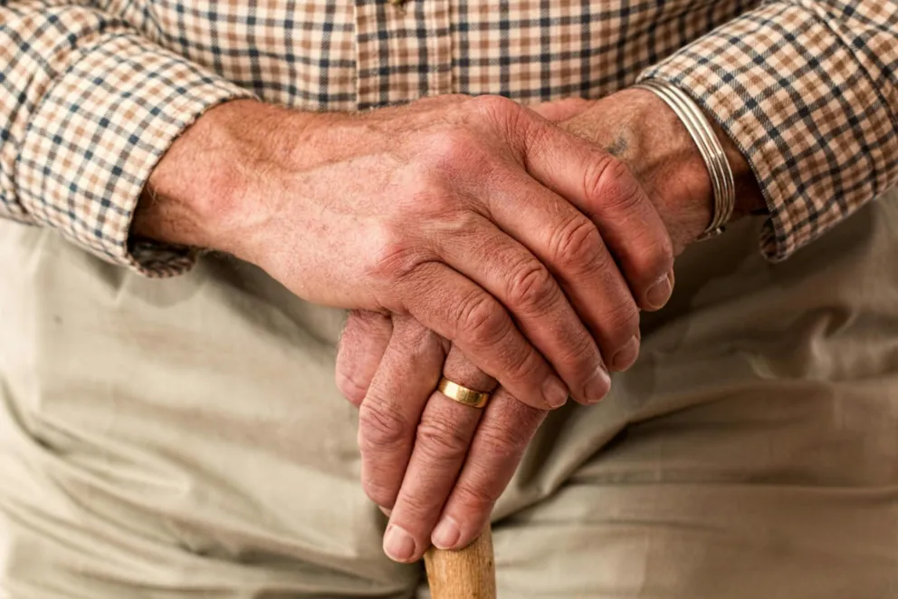 Seniorzy z gminy Wolbrom będą bezpieczniejsi. 100 osób dostanie specjalne opaski