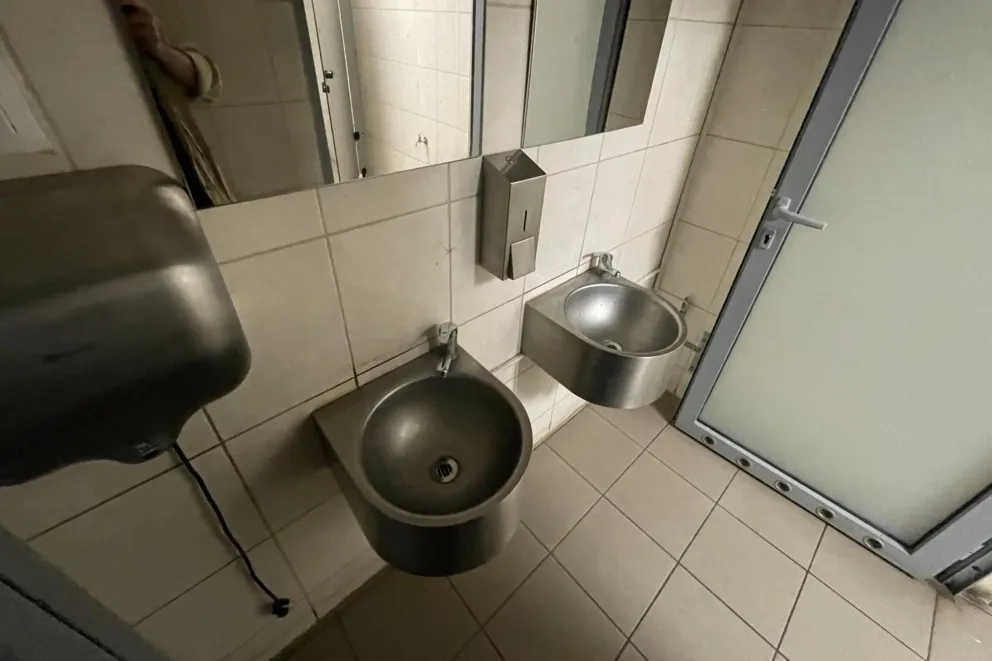 "Syf", "smród nie do wytrzymania" - tak wyglądają toalety na dworcu Kraków Bronowice. WIDEO