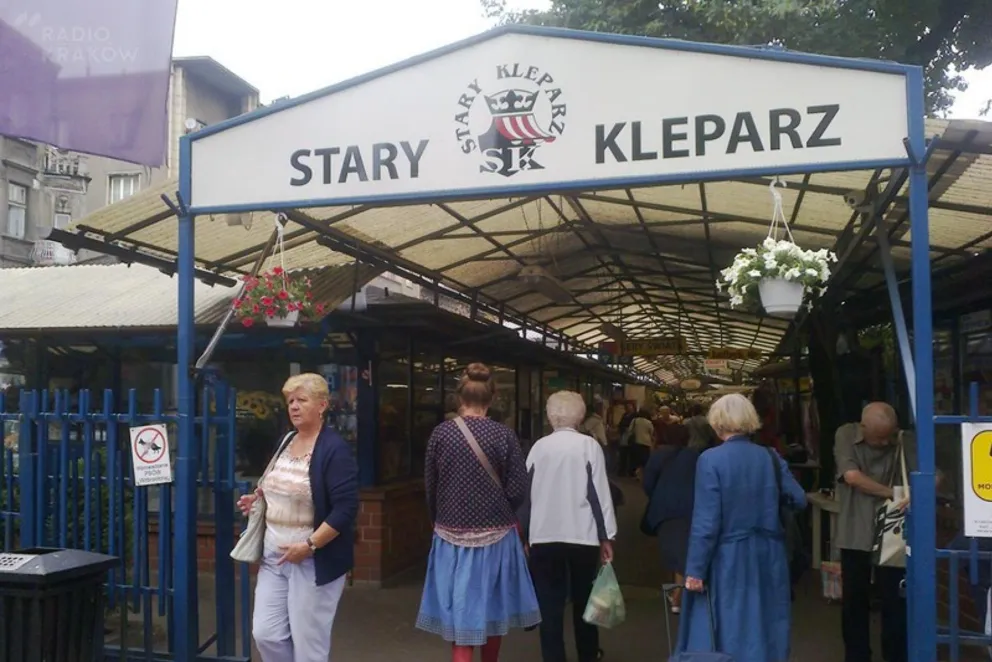 Władze Krakowa chcą zakazu sprzedaży alkoholu i materiałów pirotechnicznych na targowiskach