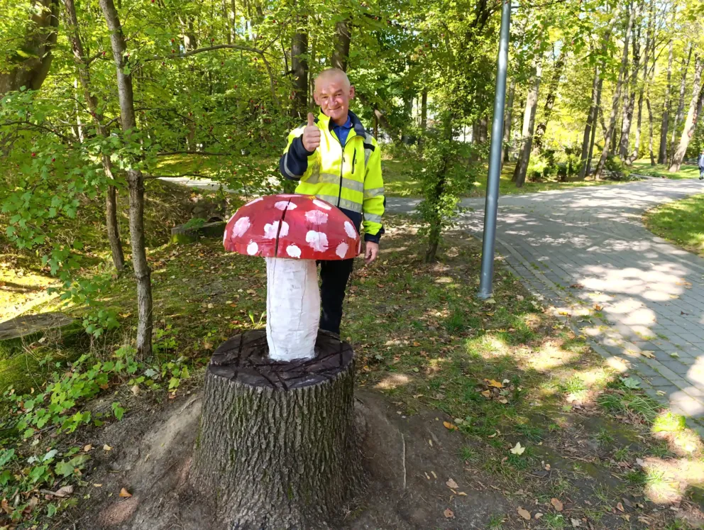 Umarłe drzewa zamienił w wyjątkowe rzeźby. Przedszkolaki pomogły je ożywić. ZDJĘCIA