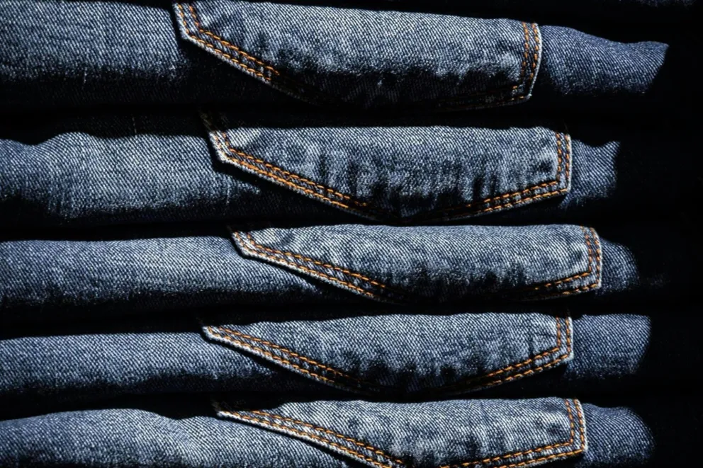 Tanie ubrania, które szybko lądują na śmietniku. Czy powinniśmy się poddawać dyktatowi fast-fashion?