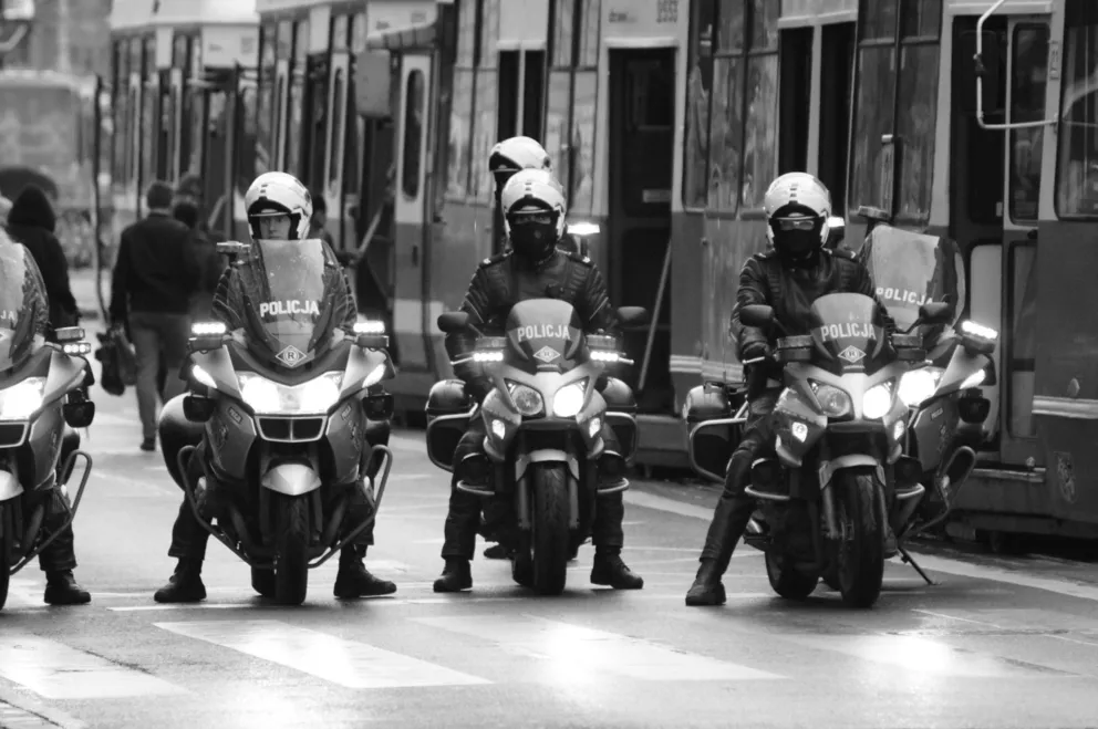 Przemoc, stres i trauma. Ciemne strony pracy w służbach mundurowych
