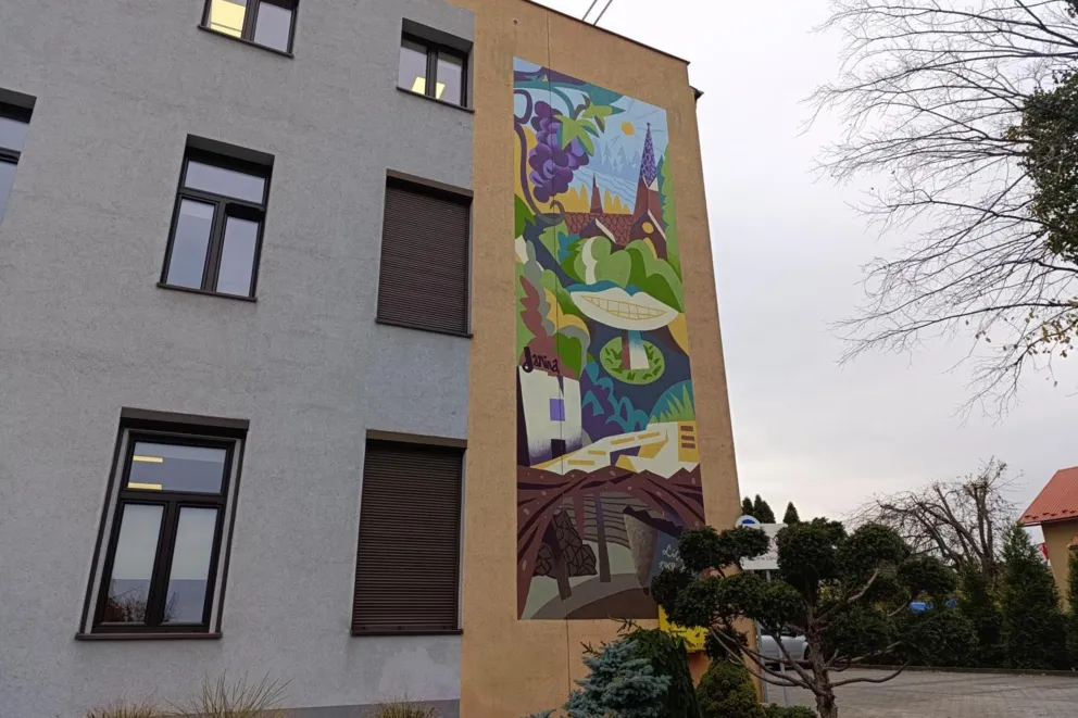Nowy mural na ścianie magistratu w Libiążu. Mieszkańcy: "dodaje koloru i ociepla wizerunek urzędu"