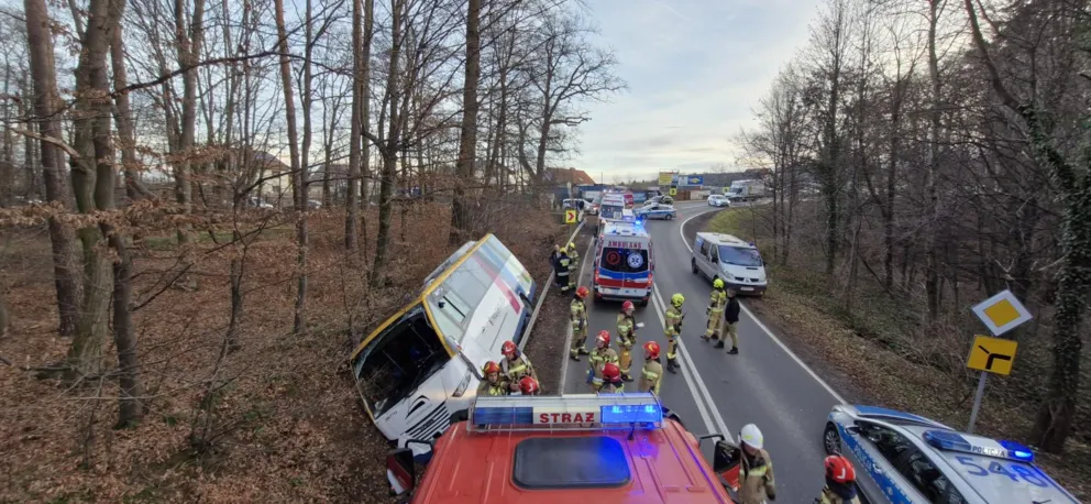 Koniec utrudnień na DW965 w Kopalinach po wypadku autobusu
