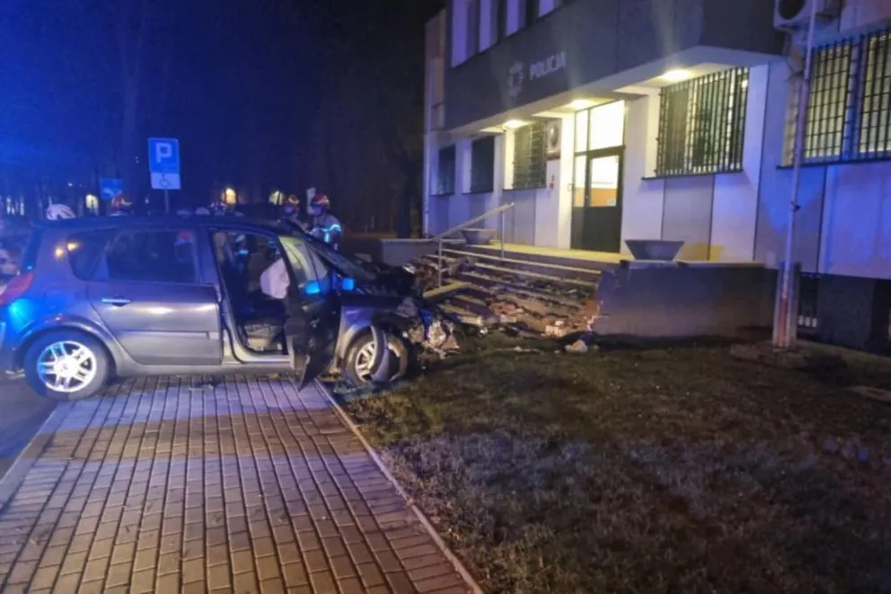 Tarnów: samochód osobowy wjechał w komisariat
