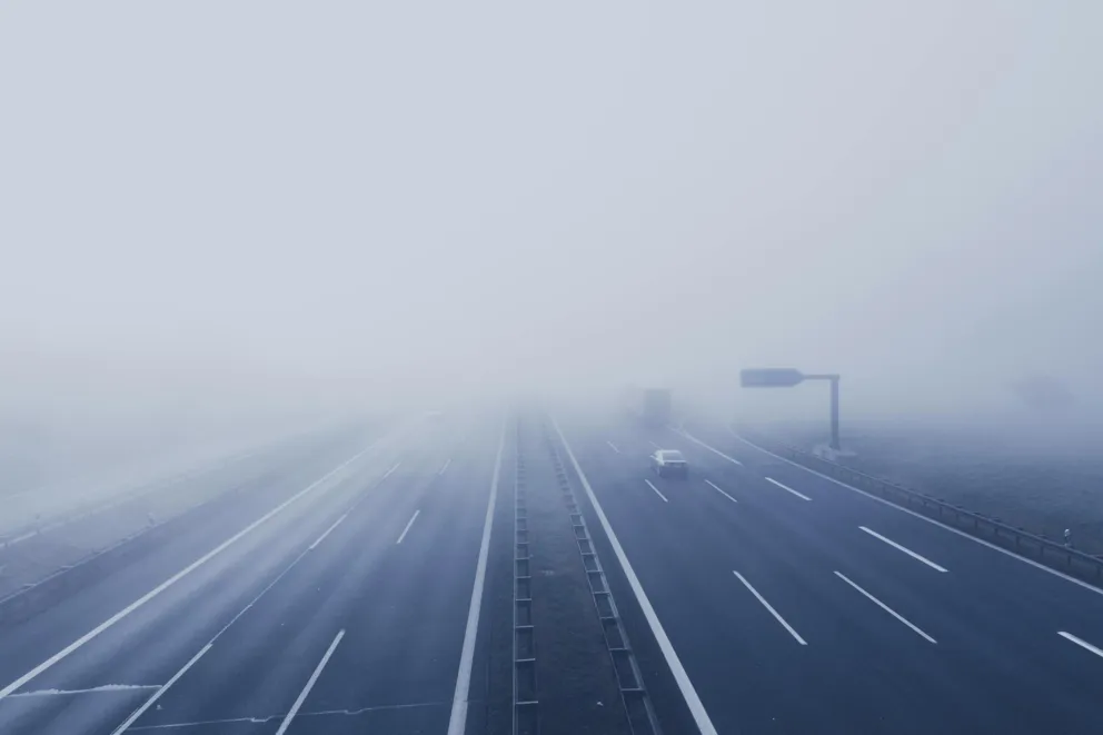 Niedziela z mgłami i raczej niską temperaturą. Są kłopoty na lotnisku w Balicach