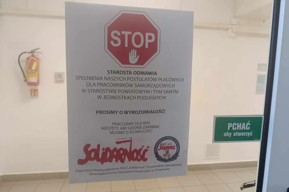 Urzędnicy protestują w Chrzanowie: większość pensji ledwo przekracza minimalną krajową