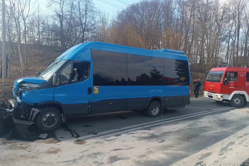 Zderzenie busa z samochodem osobowym w Zatorze. Są ranni