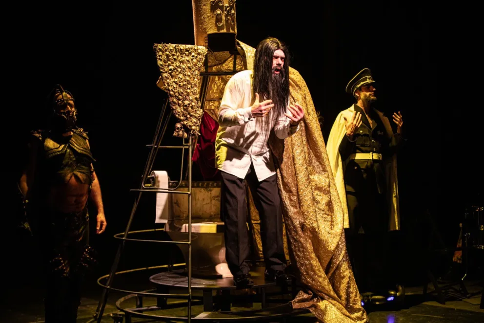 Tej sztuki za życia jej autora nie wystawił żaden polski teatr. „Wahazar” Teatru Witkacego A.D. 2025 – recenzja