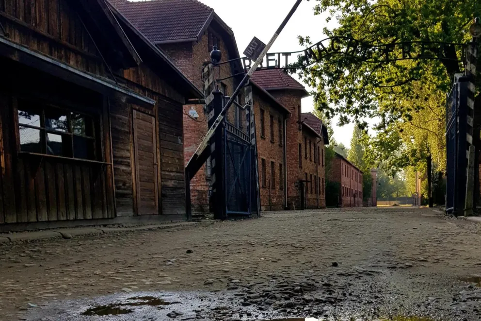 17-latek z Izraela heilował pod bramą "Arbeit Macht Frei"