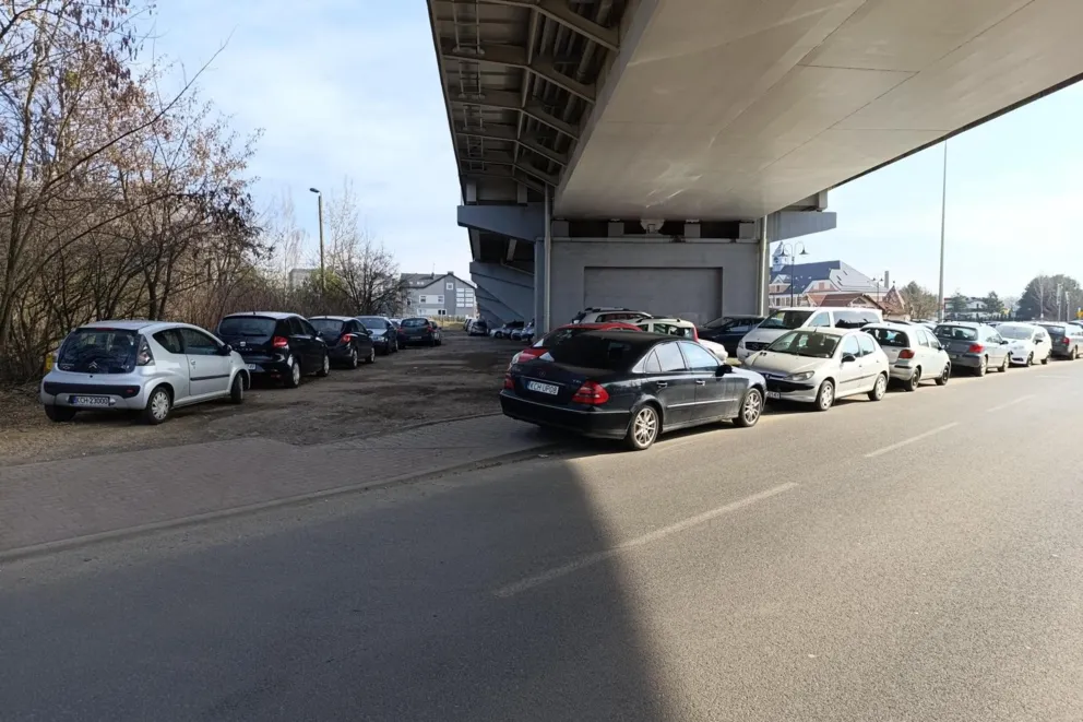 Nie jeden, ale trzy parkingi mają powstać docelowo przy dworcu PKP w Trzebini. Mieszkańcy od dawna na to czekają