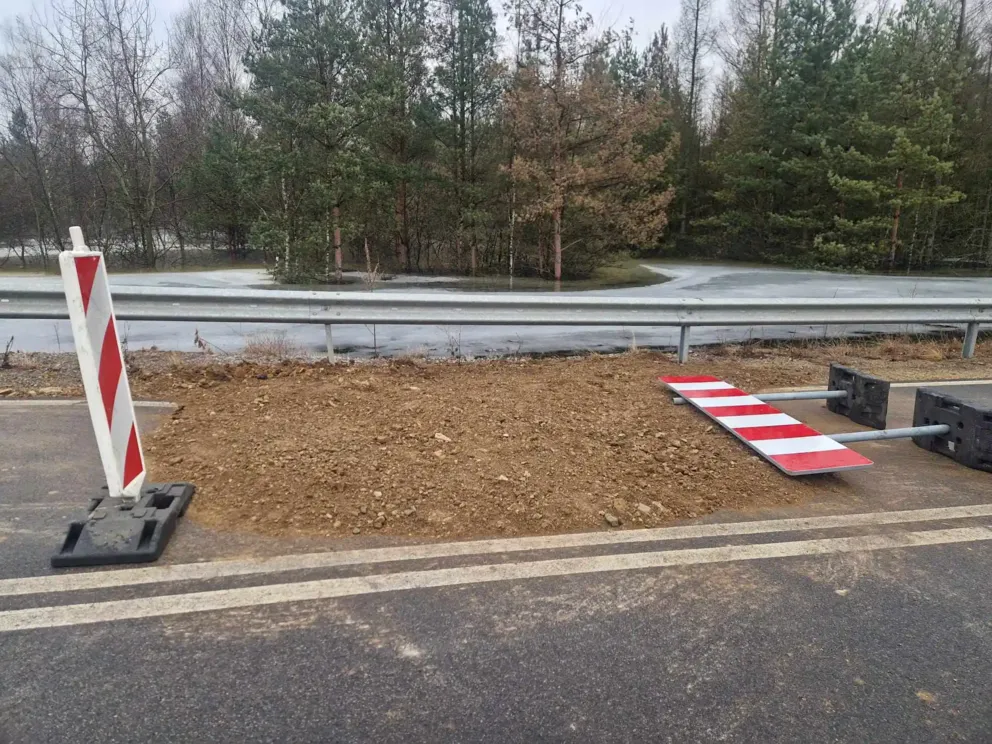 Zapadlisko na obwodnicy Bolesławia zostało zasypane po dwóch latach. Droga wciąż zamknięta