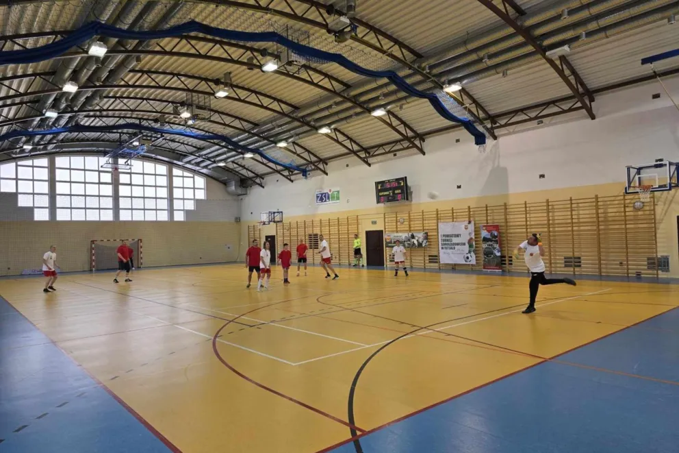 Zamienili garnitury w stroje sportowe i zagrali w futsal