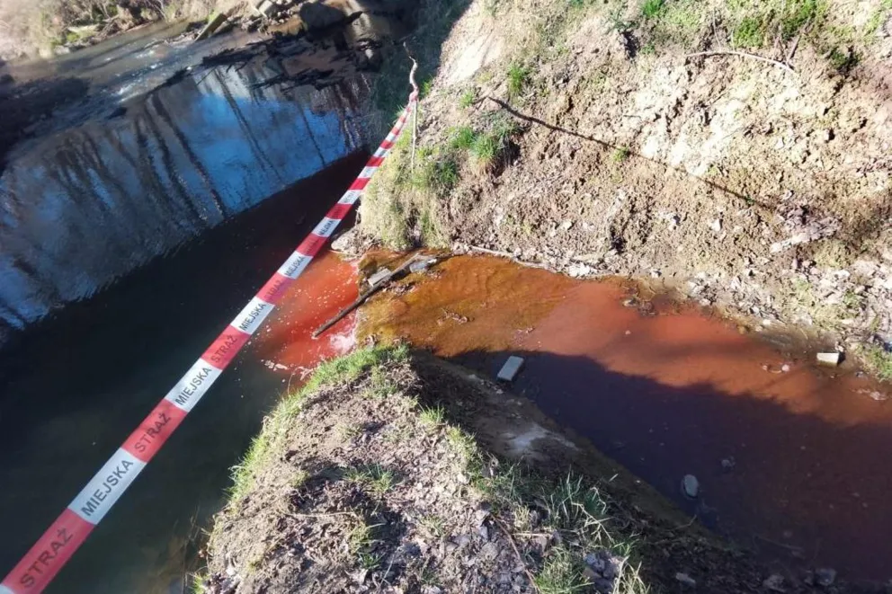 Co wyciekało do dopływu Wątoku? Sprawą zajmują się służby