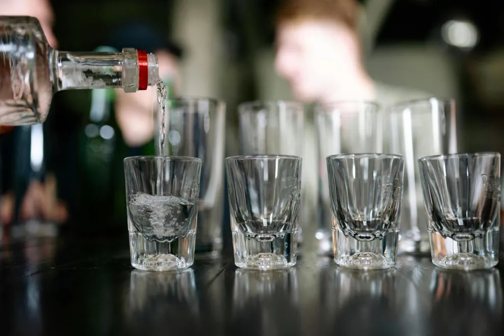 Zostawili w domu czwórkę dzieci bez opieki i poszli pić alkohol. Są zarzuty