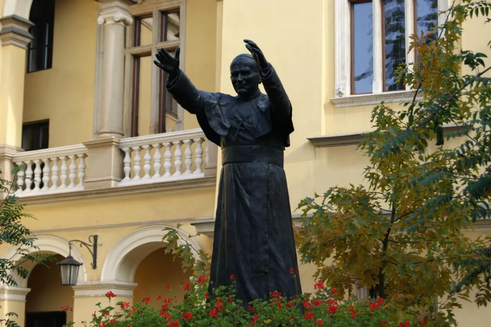 Kremówki i encykliki. Jan Paweł II po dwudziestu latach: mit, symbol czy wciąż żywy autorytet?